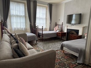 Economy-Dreibettzimmer, Blick auf den Innenhof