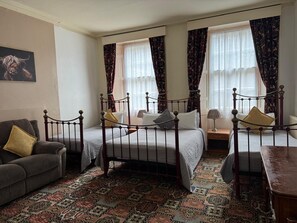 Economy Triple Room, Courtyard View | Free WiFi - Sofia Rooms (Edinburgh)