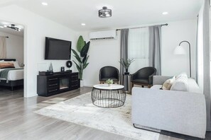 2 chambres, fer et planche à repasser, Wi-Fi, draps fournis