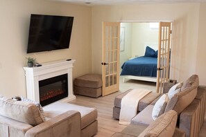 1 habitación, tabla de planchar con plancha y cuna de viaje 