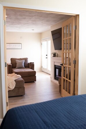 Smart TV y chimenea 