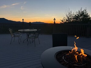 Outdoor dining - Vista Ridge Retreat at Deer Ridge Mountain Resort (Gatlinburg)