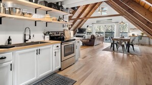 Een ruime keuken met houten balken, een eethoek met uitzicht en een gezellige zithoek.