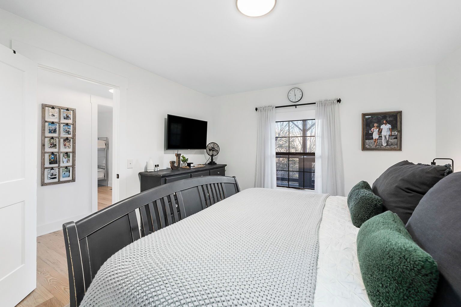 4 bedrooms, desk, iron/ironing board, travel crib