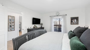 4 bedrooms, desk, iron/ironing board, travel crib