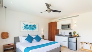 Une chambre à coucher moderne avec un lit, une table de chevet et un ventilateur de plafond.