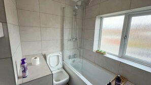 Haartrockner, Handtücher, Toilettenpapier