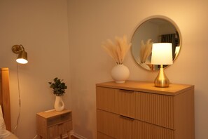 Interior - Sleek 2BR Townhouse - 2 King Beds Surf City Huntington Beach- Disney& Beach (Huntington Beach)