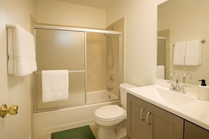 Sèche-cheveux, serviettes fournies, savon, shampoing