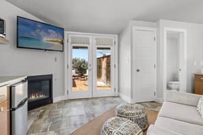 Smart TV, fireplace