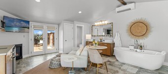 The Cora: Wine Trail Escape with Hot Tub & Firepit