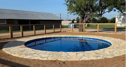The Cora: Wine Trail Escape with Hot Tub & Firepit