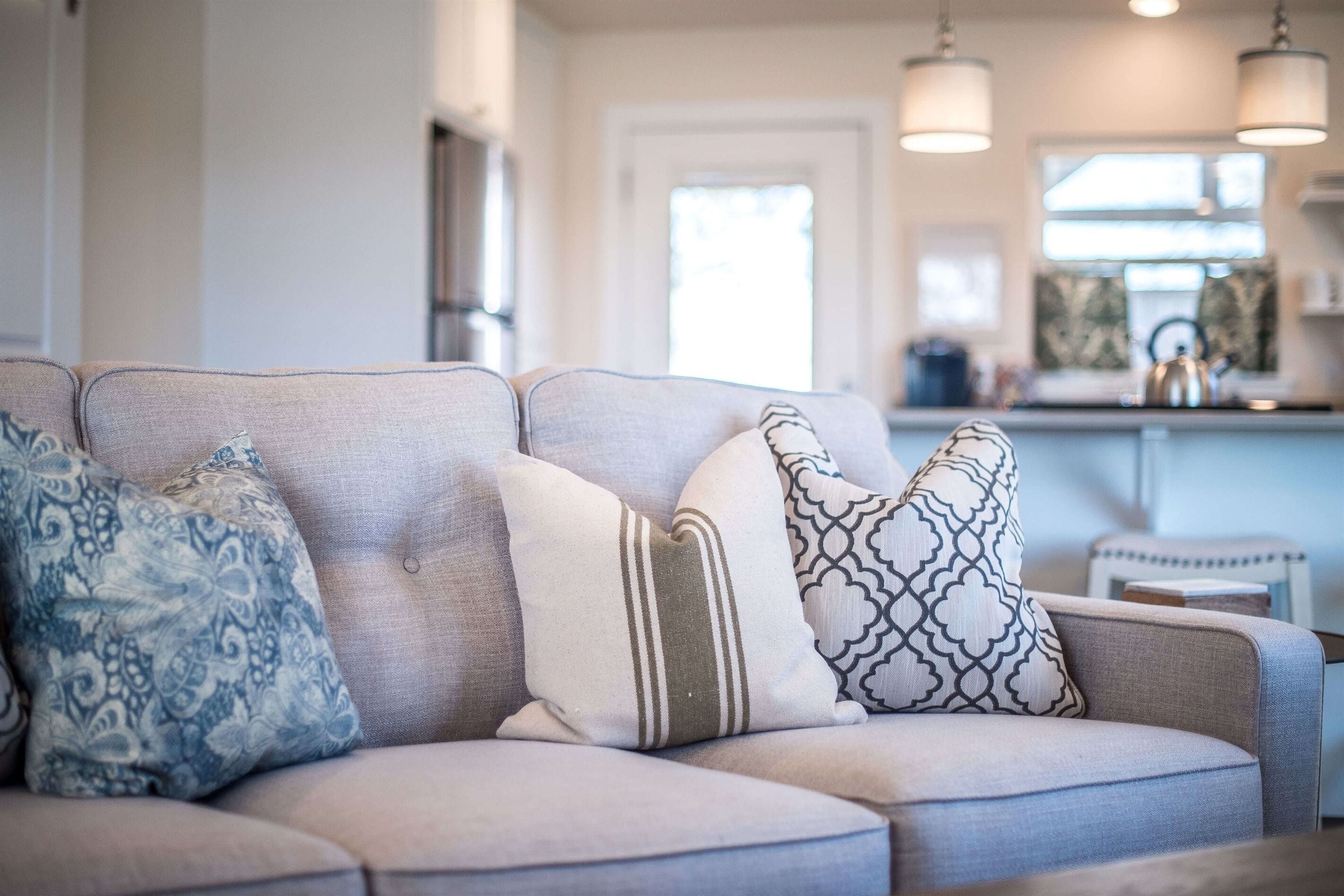 Een smart-tv en een open haard