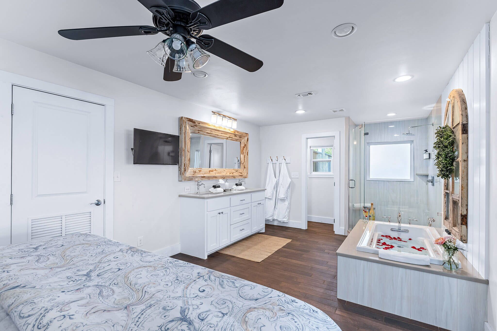 1 slaapkamer, een strijkplank/strijkijzer, gratis wifi, beddengoed