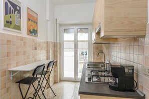 Microondas, horno, placa de cocina, cafetera/tetera