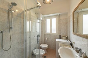 Douche, sĂšche-cheveux, bidet, serviettes fournies