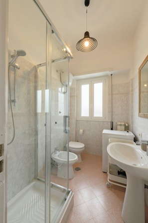 Ducha, secador de pelo, bidet, toallas