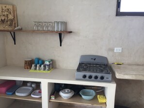 Kylskåp, mikrovågsugn, spishäll och kaffe- och tebryggare