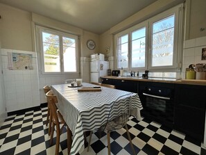 Kühlschrank, Mikrowelle, Ofen, Geschirrspüler