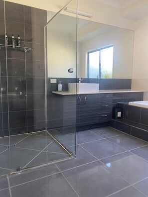Shower, jetted tub, hair dryer, towels - Luxury canal home with pontoon and pool. Direct access to Pumicestone passage. (Banksia Beach)