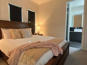 4 chambres, bureau, fer et planche à repasser, lit parapluie