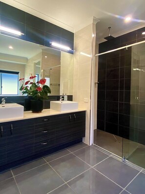 Douche, baignoire à jets, sèche-cheveux, serviettes fournies