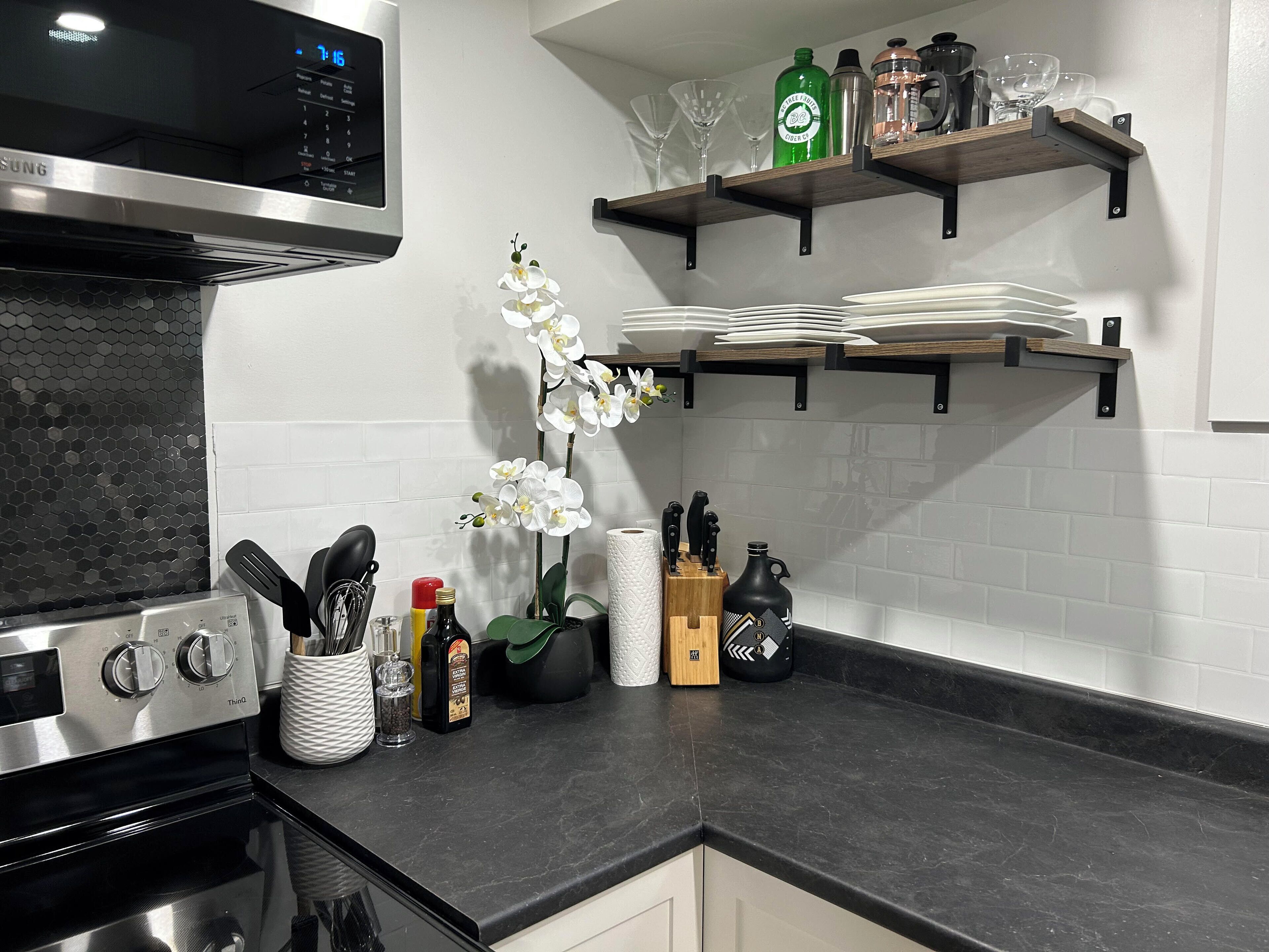 Réfrigérateur, micro-ondes, four, plaque de cuisson