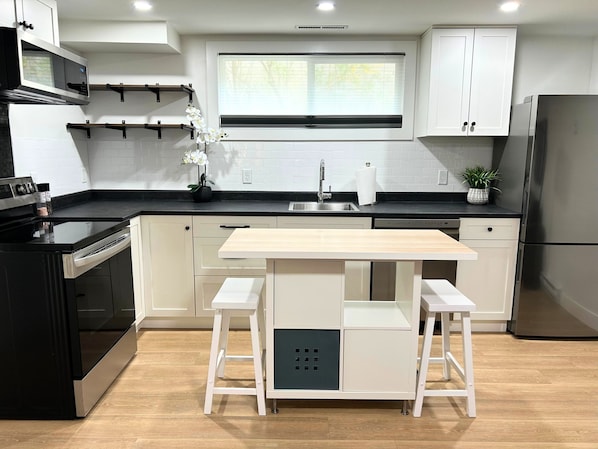 Kühlschrank, Mikrowelle, Ofen, Herdplatte