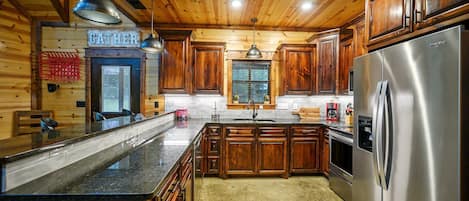 Cabane, plusieurs lits, bain à remous, vue jardin (Sugar Mama) | Cuisine privée | Réfrigérateur, micro-ondes, four, plaque de cuisson