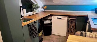 Centrally located top floor apartment with pool view, air conditioning and fitness equipment