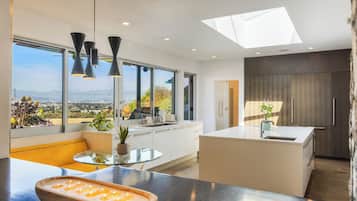 Family House, City View | Dapur peribadi | Peti sejuk/penyejuk beku saiz penuh, ketuhar gelombang mikro, ketuhar