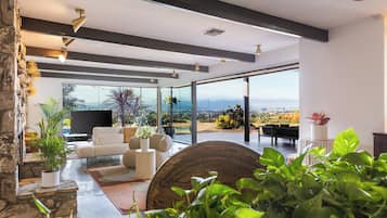 Family House, City View | Living area