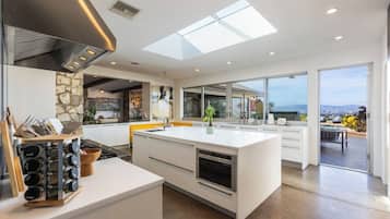 Family House, City View | Private kitchen | Full-sized fridge, microwave, oven, stovetop