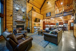 Living area - Sugar Daddy Cabin for 13! (Broken Bow)