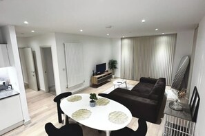 Living area - Luxury 2Bed 2bath with Balcony (London)