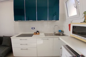 Fridge, oven, dishwasher - CN009 - Cesenatico, new two-room apartment with garden and parking space (Cesenatico)