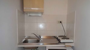 A compact kitchen with a sink, a stove, and a microwave. - Studio with air conditioning (Rovinj)