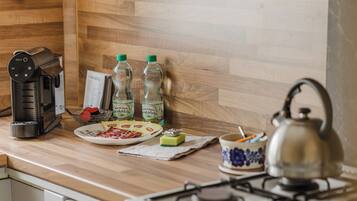 Kjøleskap, mikrobølgeovn, ovn og kokeplater