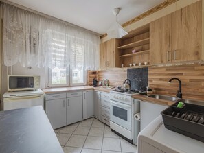 Jääkaappi, mikroaaltouuni, uuni, liesi