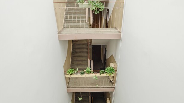 Un immeuble résidentiel à plusieurs étages doté de balcons.