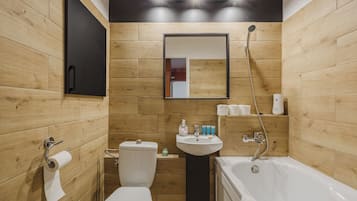 Sèche-cheveux, serviettes fournies, savon, shampoing