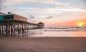 Un muelle que se adentra en el agua con un edificio construido sobre él.