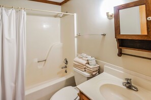 Secadora de cabello, toallas, papel de baño 