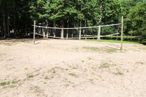 Sport court - Spacious 2BR Condo Walk to Downtown Helen (Helen)
