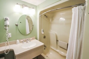 Haartrockner, Handtücher, Seife, Toilettenpapier