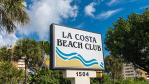 Señal para La Costa Beach Club, con temática playera, ubicada en la dirección 1504.