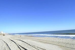 På stranden