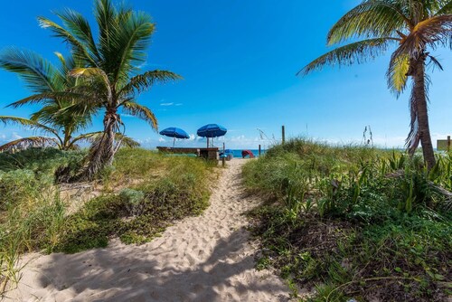 1BR Pool-View Condo near the Beach w/ Resort Pools