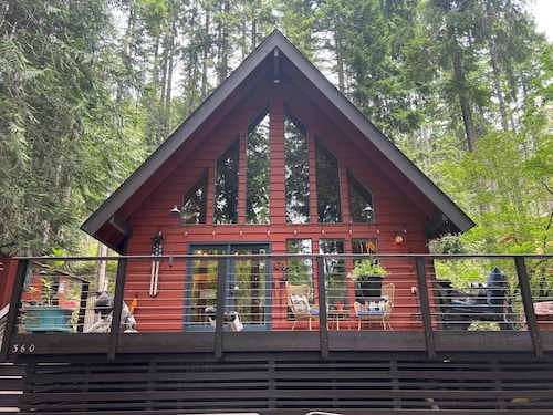 Cozy cabin at Lake Cushman in Hoodsport, WA with AC, Wi-Fi, kayak, beach, hottub