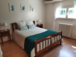2 bedrooms, travel cot, WiFi, bed sheets